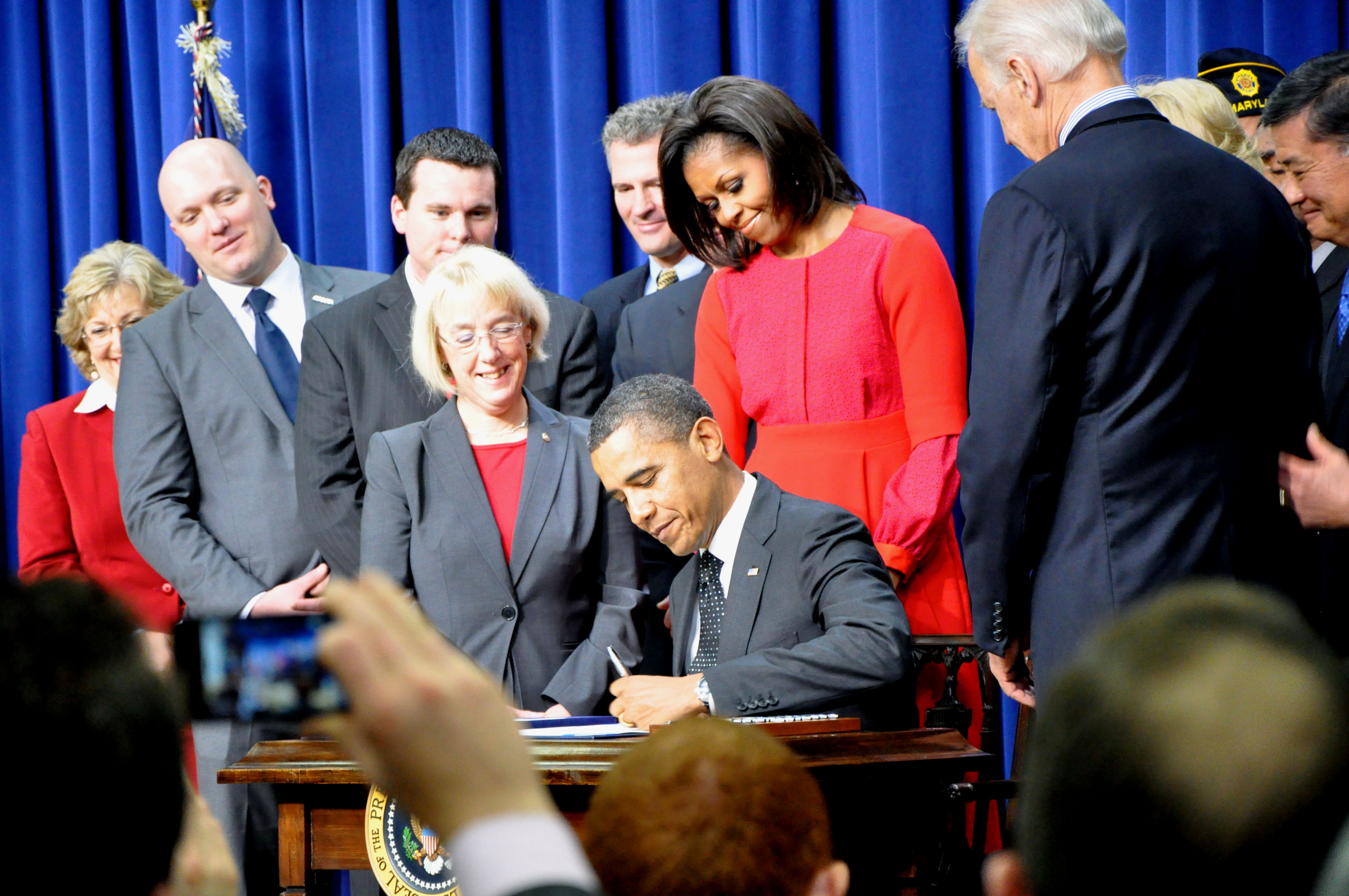 Obama signs law giving tax credits to veterans
