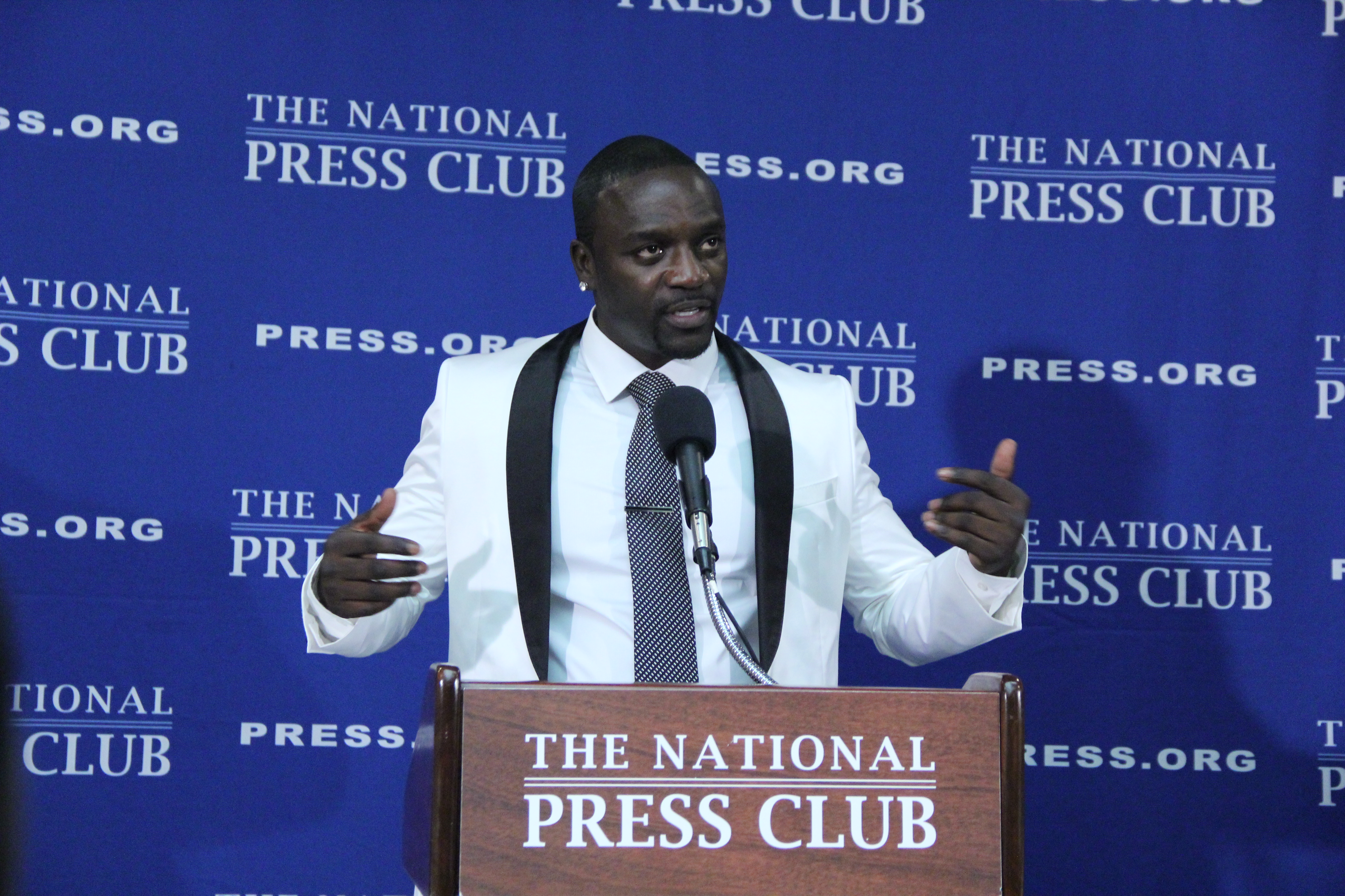 Akon uses sunshine to light homes in Africa