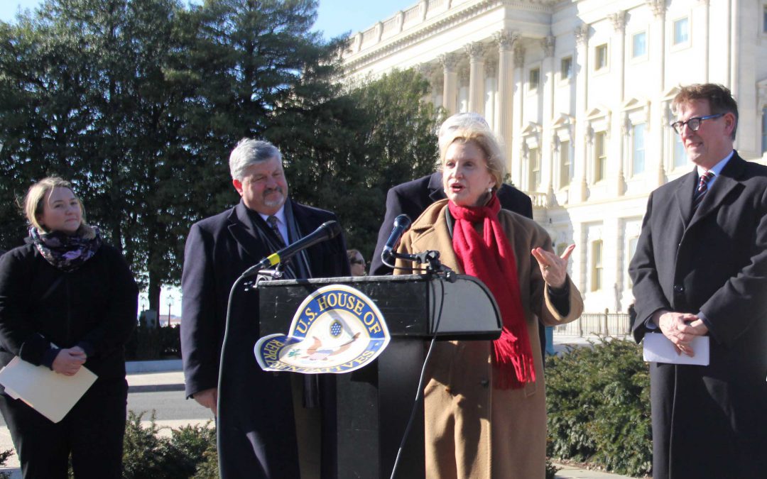 House members announce bipartisan legislation to give federal employees paid parental leave