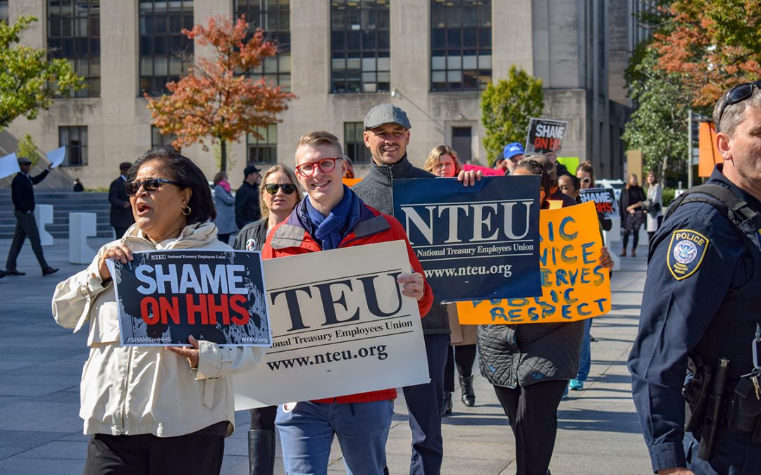 VIDEO: Federal workers union protests HHS contract negotiation tactics